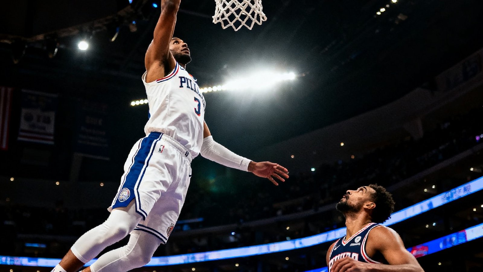 NBA赛场上一位球员腾空而起完成单手劈扣，篮筐因冲击力微微震颤，防守球员仰头注视，球场灯光将这一刻定格为永恒